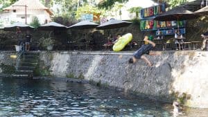 Keseruan-Pengunjung-di-Umbul-Sigedhang-Kapilaler-1-300×169